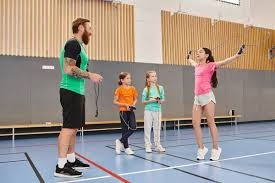 詹姆斯19投10中狂砍30+8+8，湖人强势拿回球权，稳压东契奇