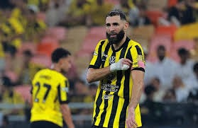 大谷翔平宣布接受第二次尺骨附属韧带手术，其未来的二刀流之路引发讨论